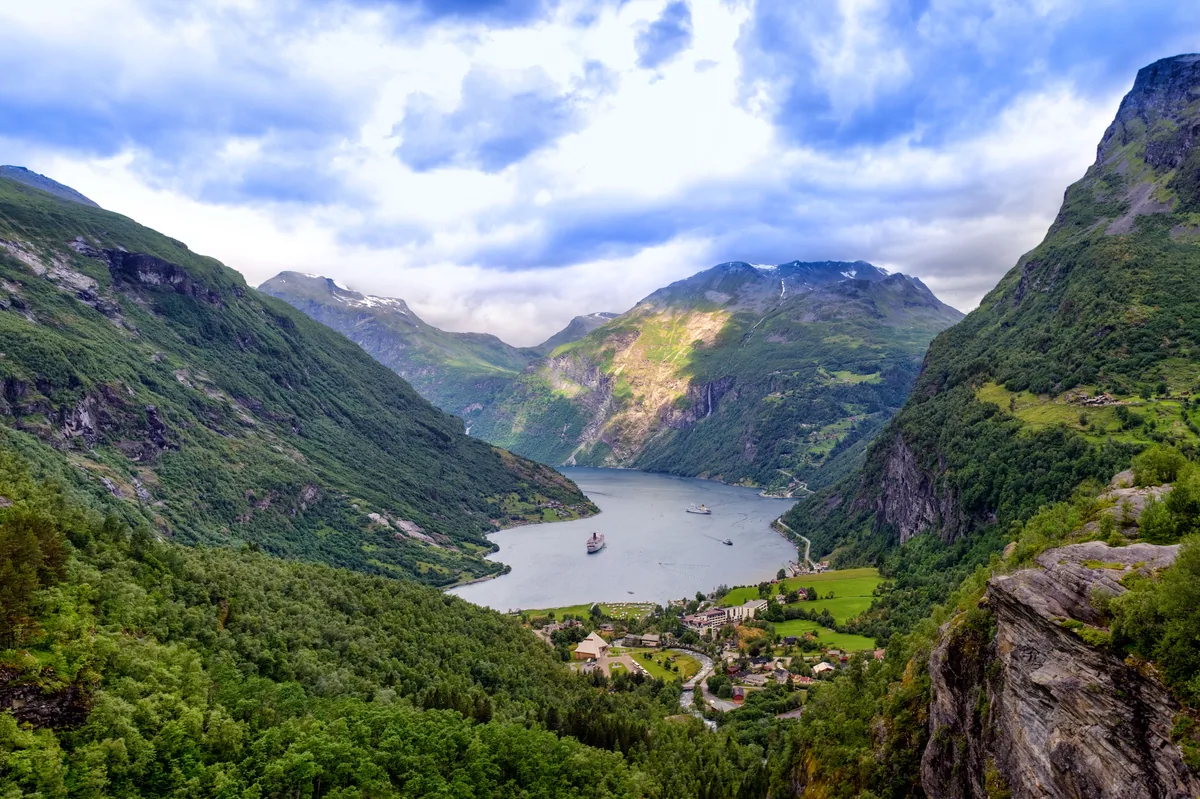 Hurtigruten & Havila: Norway's Coastal Voyage (Bergen-Kirkenes)