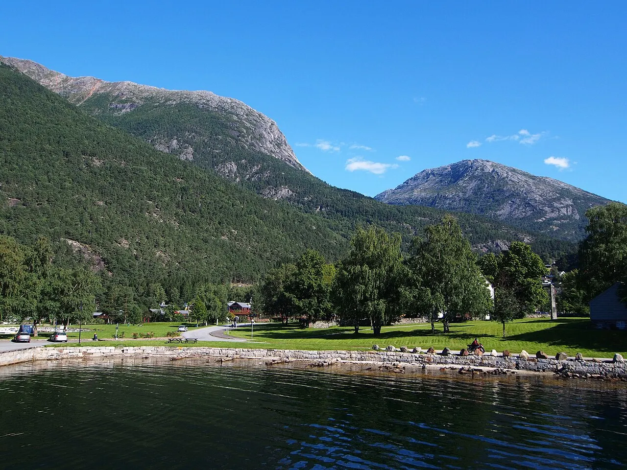 Kinsarvik ferjekai to Utne ferjekai